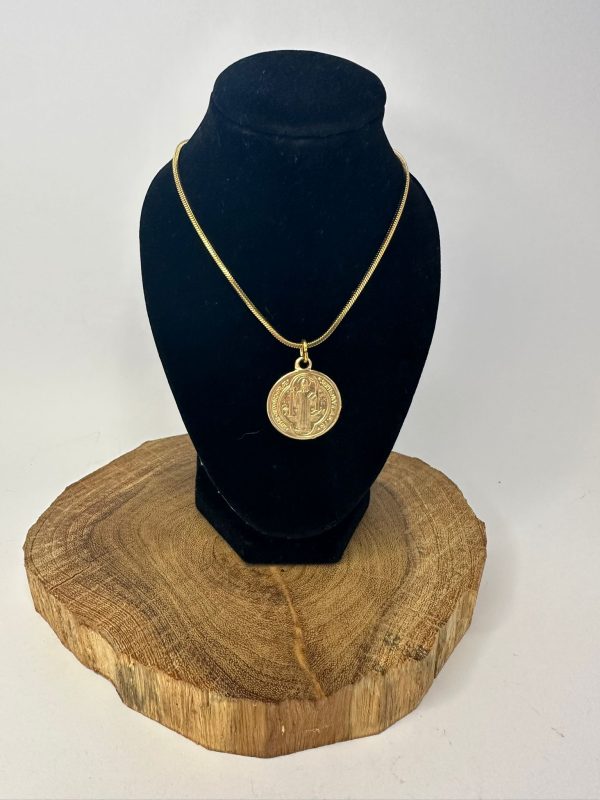 Colar com Medalha São Bento dourado